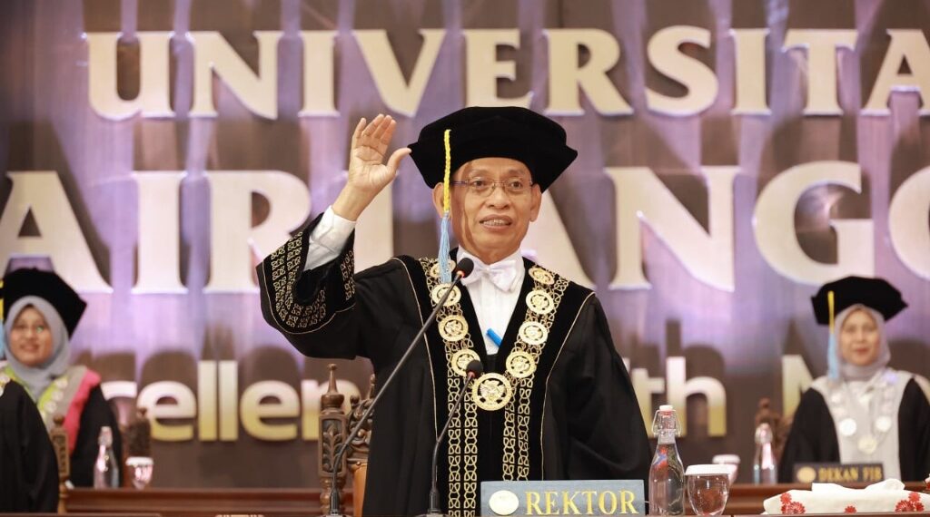 Mewisuda 1.116 Lulusan, Rektor Unair Tekankan Optimisme Menatap Masa Depan 1 Rektor Unair Prof Dr Mohammad Nasih SE MT Ak mewisuda 1.116 lulusan Wisuda ke-243. (foto: ist)