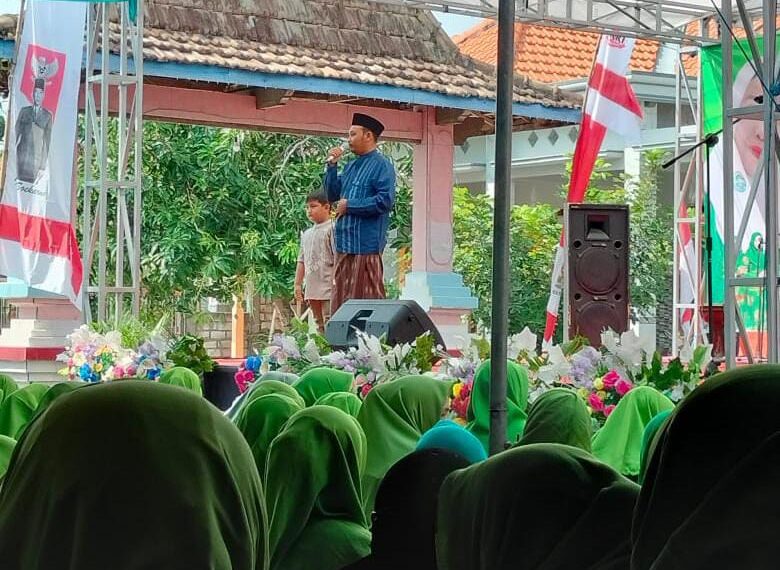Kades Kandangan, Fenta Aquarista memberikan sambutan dalam Silaturrahim Kubro Muslimat NU se-Kecamatan Cerme