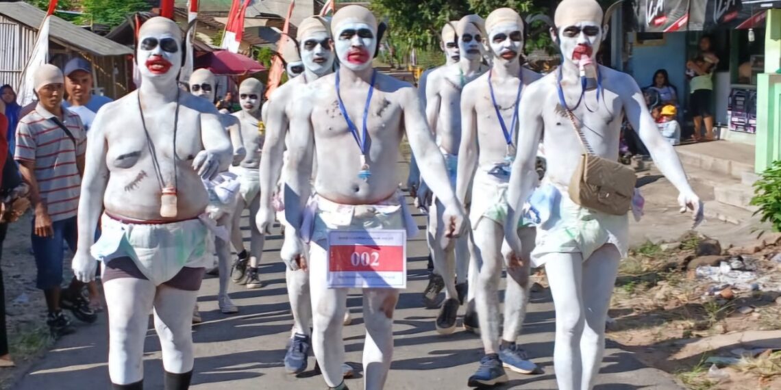 Aksi salah satu peserta Lomba Gerak Jalan Unik dan Lucu Desa Pendarungan