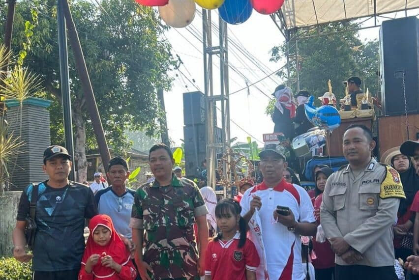 Kades Banyu urip, Abdul Muiz saat melepas balon tanda dimulainya jalan sehat