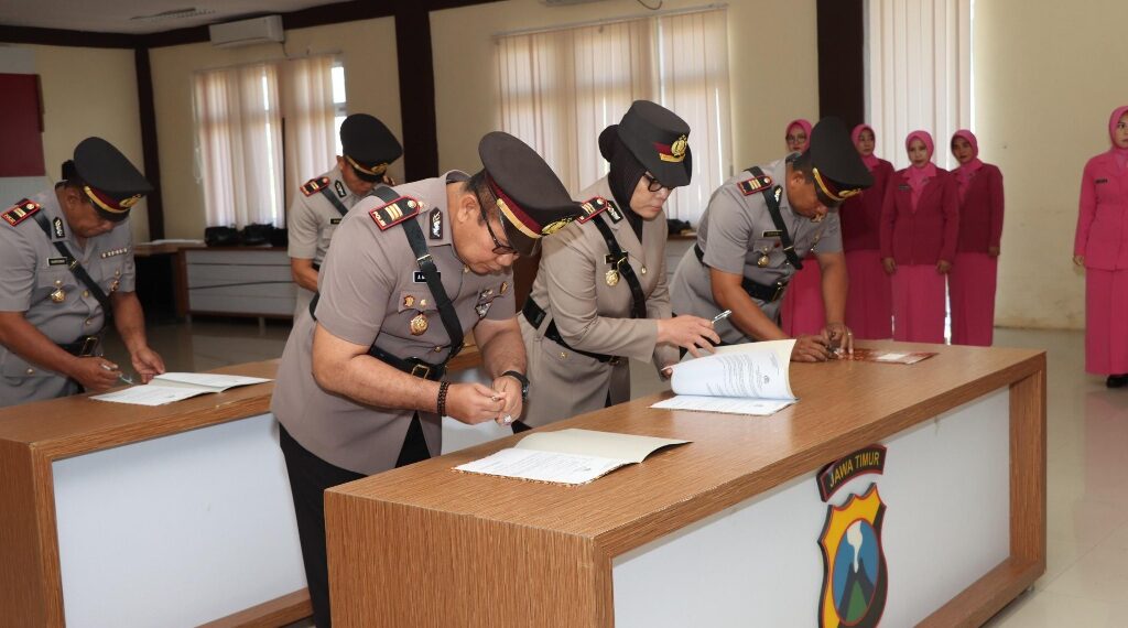 AKP Alimuddin Nasution sebelah kanan, ditengah AKP Ninit Titis Dwiyani saat menandatangani Serah terima jabatan digedung Polres Sumenep