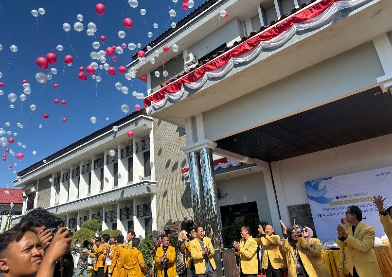 Welcome Wiraraja Muda di Kampus Cemara 1 Pimpinan kampus, panitia, dan perwakilan peserta melepas burung merpati dibarengi dengan pelepasan balon merah putih oleh seluruh peserta dalam rangkaian acara pembukaan PKKMB Unija, 20 Agustus 2024