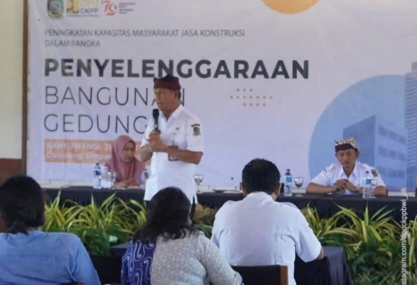 Suyanto Waspotondo Wicaksono saat memberikan paparan kepada para pemohon PBG/SLF