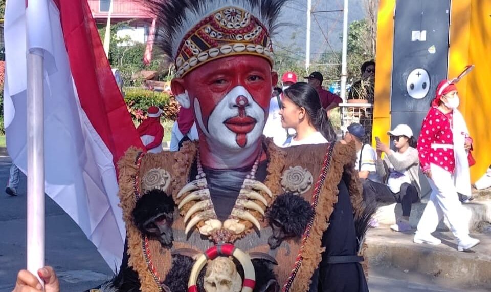 Salah satu peserta Gerak Jalan Sehat Heroik di Kota Batu, berkostum ala Suku Asmat (Gus)