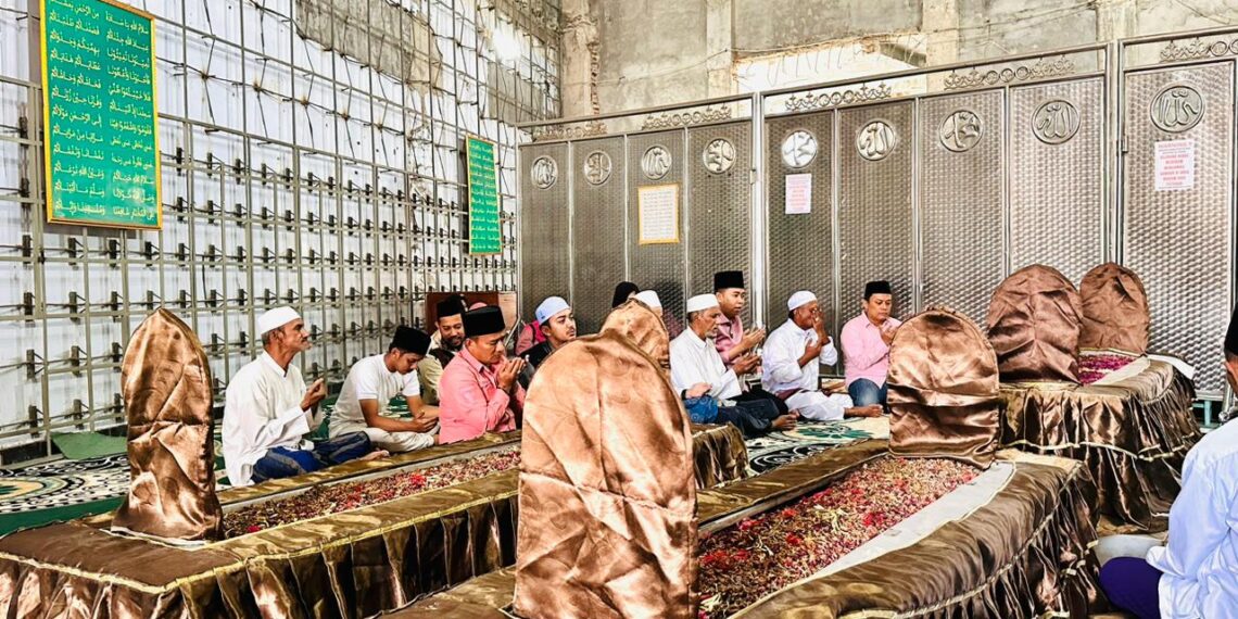 Jelang Pendaftaran Ke KPU , Gus Fawait Tawasul Ke Makam Habib Sholeh Tanggul 1