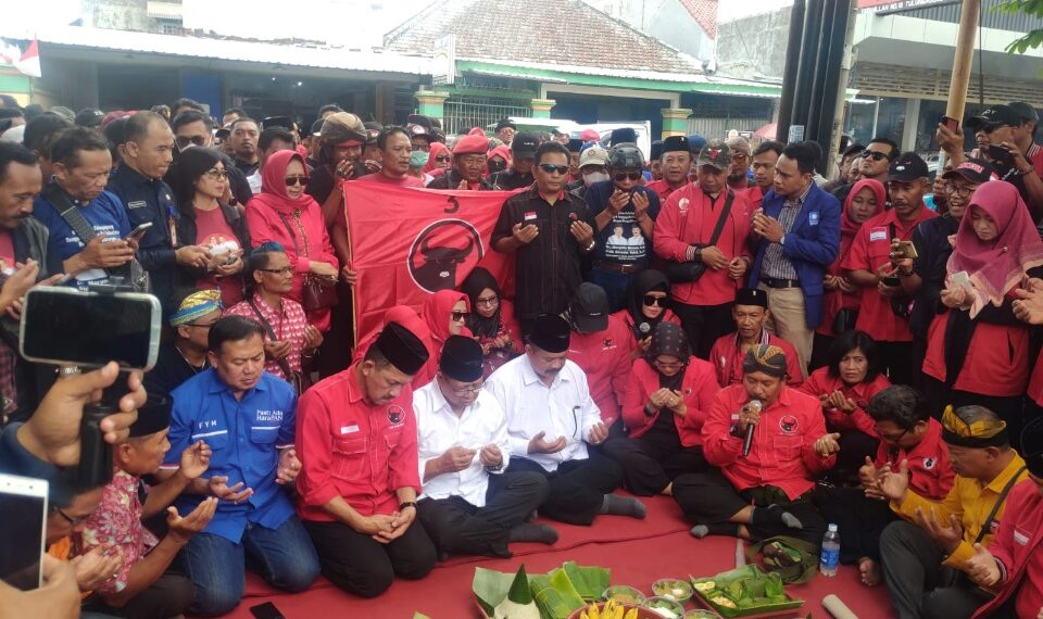 Diiringi Ratusan Pendukung Saat Daftar ke KPU Tulungagung, Pasangan Mardinoto Optimis Menang 1 Pasangan bakal Calon Bupati dan Wakil Bupati Tulungagung, Maryoto Birowo dan Didik Girnoto Yekti, saat menggelar ritual selamatan di depan pintu Gerbang kantor KPU Kabupaten Tulungagung, Selasa legi (27/8/2024) (foto: eko/bidik news)