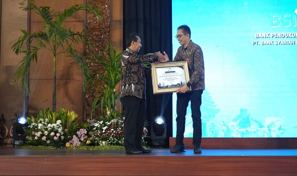 Bank Jatim saat terima penghargaan
