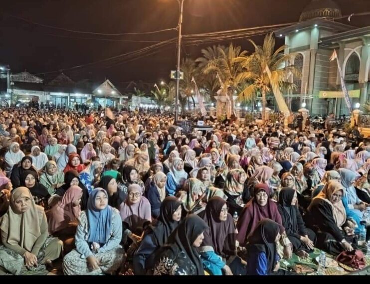 Ribuan warga saat menyikuti sholawatan