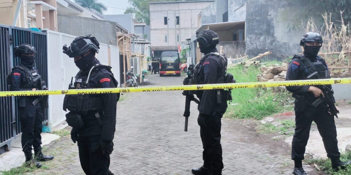Foto Tim Densus 88 Mabes Polri saat melakukan olah TKP di rumah kontrakan tiga orang terduga teroris di, Kawasan perumahan Jalan Sultan Hasanudin ,Gang 26 RT 1 RW 8 ,Desa Junrejo,Kecamatan Junrejo,Kota Batu (Gus)