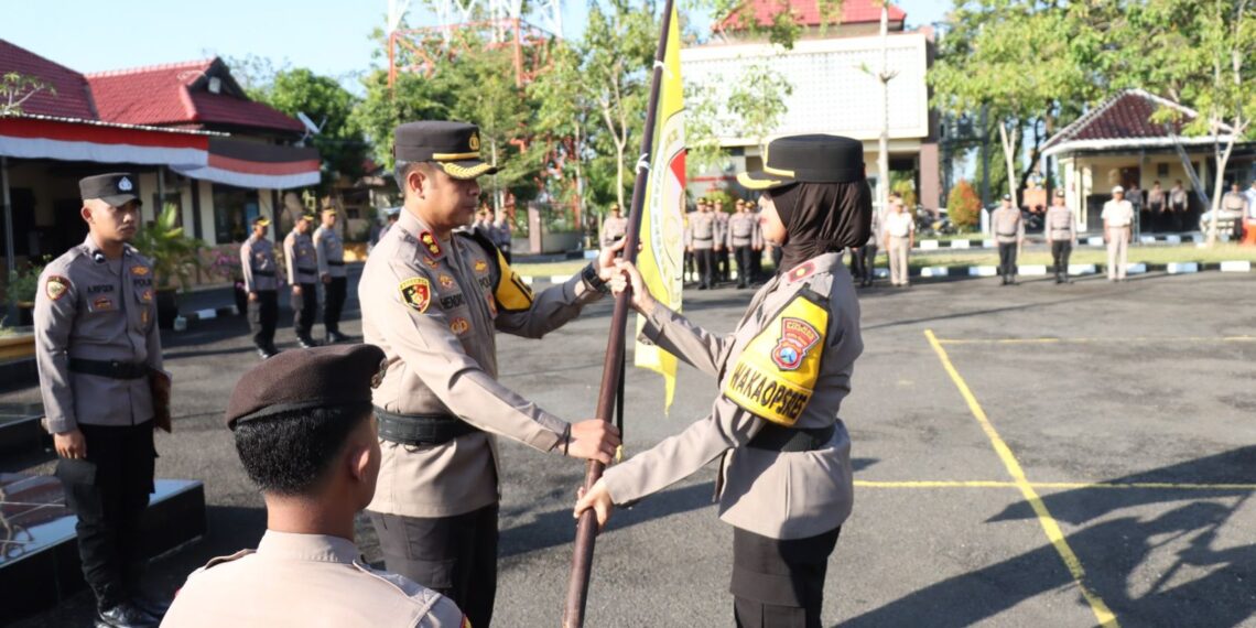 Penyerahan Bendera   Ari Pelindung Kapolres Sampang AKBP Hendro Sukmana SH .SIK.M.IK Kepada Waka polres Sampang Kompol Hosna Norhidayah SH.MH