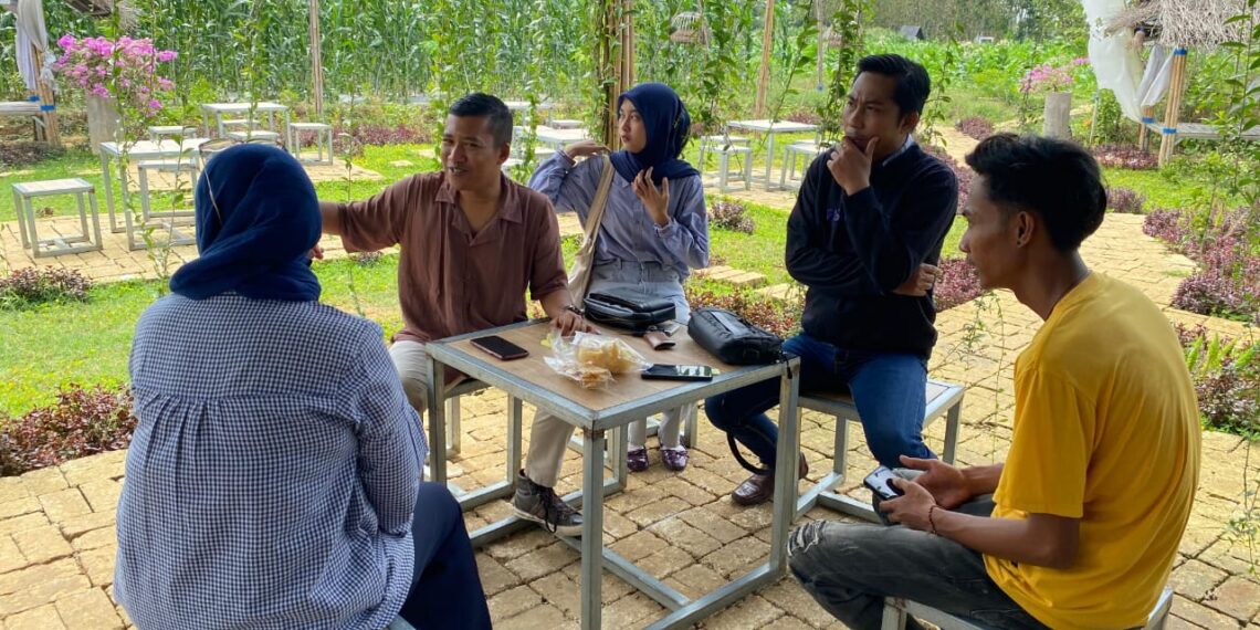 Ekspedisi Wisata Pedesaan di Sumenep, Calina Bato Usung Konsep Agrowisata dan Kuliner (2) 1 Tim ekspedisi ngobrol santai dengan salah satu petugas (baju kuning) Calina Bato di Desa Jambu, Kecamatan Lenteng, Sumenep 7 Agustus 2024.