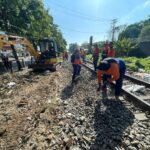 Sterilisasi Jalur KA, Daop 8 Surabaya Pastikan Rel Bebas Gangguan Jalur KA