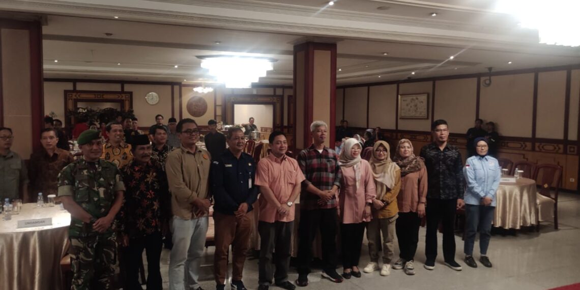 KPU kota Kediri saat sosialisasi RPJMD di Golden Resto, Sabtu (10/8/2024) malam. (foto: Eko/bidik.news)