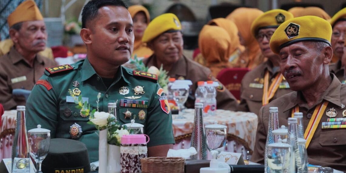 Foto Letkol Infantri Yudo Sancaya ,Dandim 0818 , bersama sejumlah para Veteran saat peringati Hari Veteran Nasional ke 75 di Graha Pancasila Balaikota Among Tani Kota Batu (Ist)