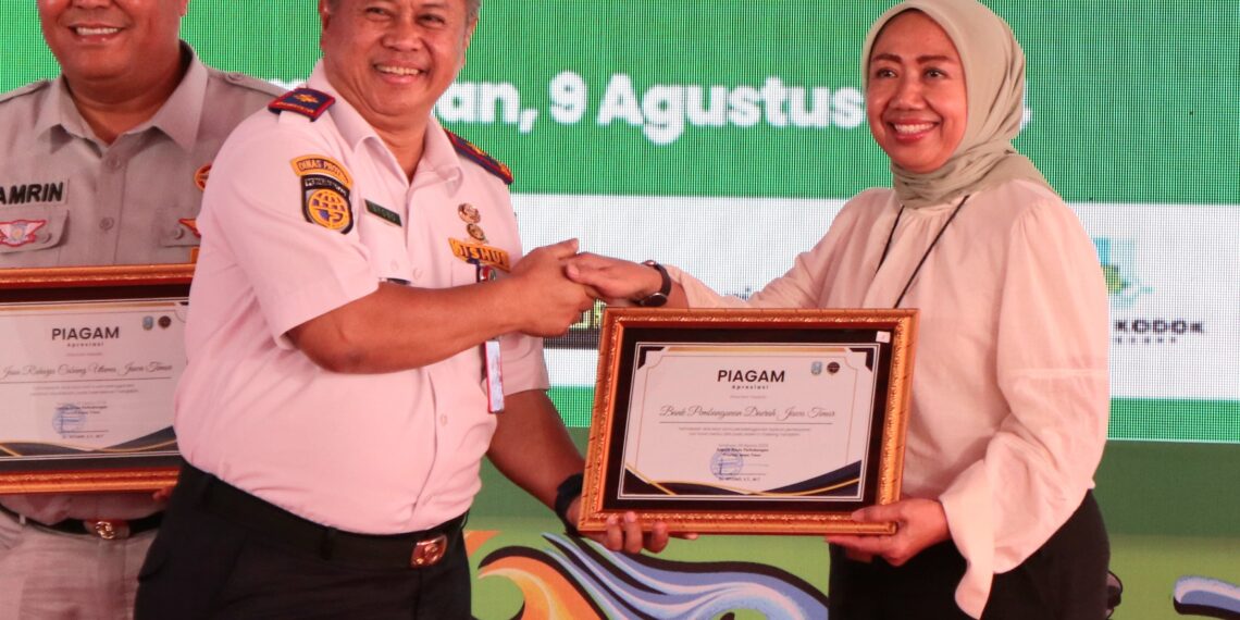 Bank Jatim saat raih apresiasi dari Dishub Jatim