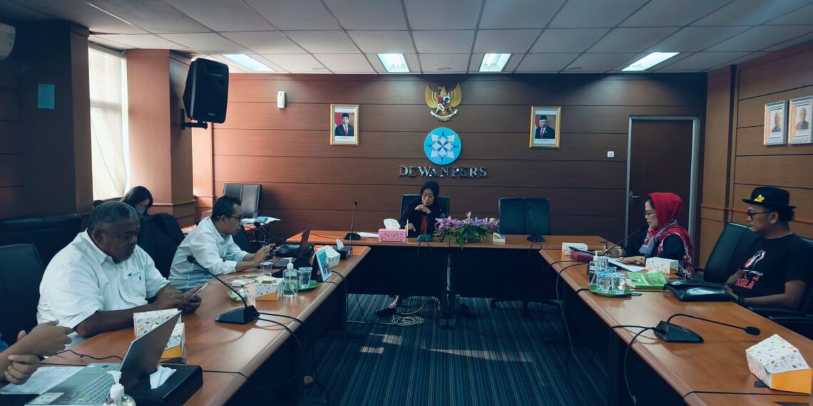 Sekretaris PDI P Jatim Sri Untari saat ke dewan pers