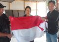 Bangun Jiwa Kebangsaan, Bakesbangpol Gandeng AJT Bagikan Bendera Merah Putih di Tulungagung