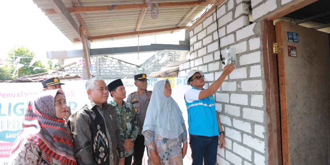 Mu'awanah, buruh tambak yang tidak dapat menyembunyikan rasa haru dan suka citanya. (foto: ist)