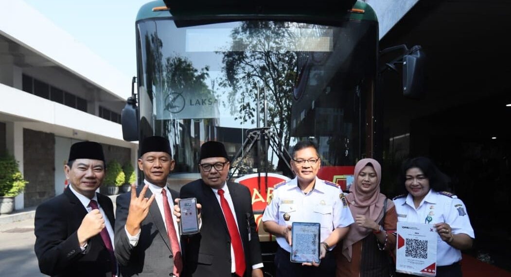 BI Jatim & Pemkot Surabaya Kampanyekan QRIS di Sektor Transportasi, E-parkir & Pariwisata 1 Bertepatan perayaan HUT ke-79 Kemerdekaan RI, Sabtu (17/8/2024), BI Jatim & Pemkot Surabaya kampanye penggunaan QRIS di sektor transportasi, perparkiran dan pariwisata. (foto: ist)