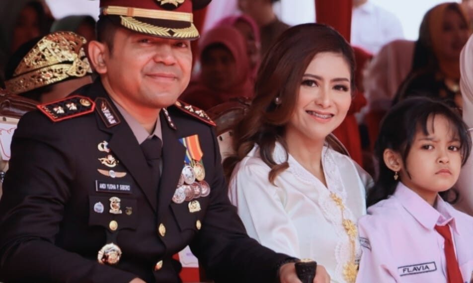 Kapolres Batu Bersama Bhayangkari Cabang Batu, Hadir dalam Upacara Peringatan HUT RI ke - 79 1 Foto Kapolres Batu AKBP Andi Yudha Pranata bersama Ketua Bhayangkari Cabang Batu, Ny.Diva Andi Yudha saat menghadiri upacara peringatan HUT RI ke 79 di Balai Kota Among Tani Batu (Gus)