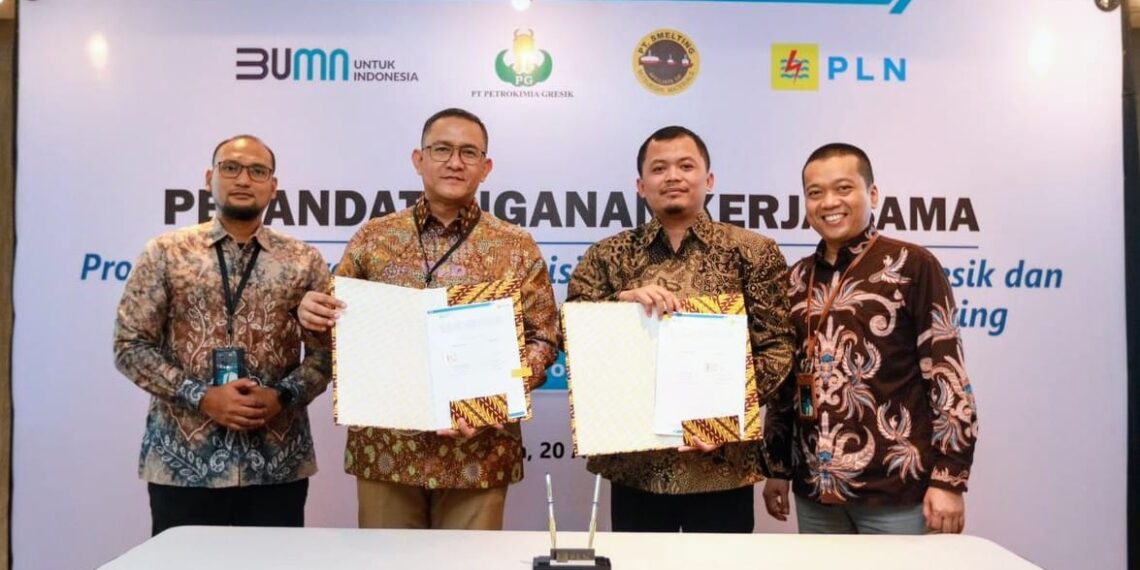 Penandatanganan perpanjangan program layanan PACP bersama PT Petrokimia Gresik & pembelian REC oleh PT Smelting. (foto: ist)