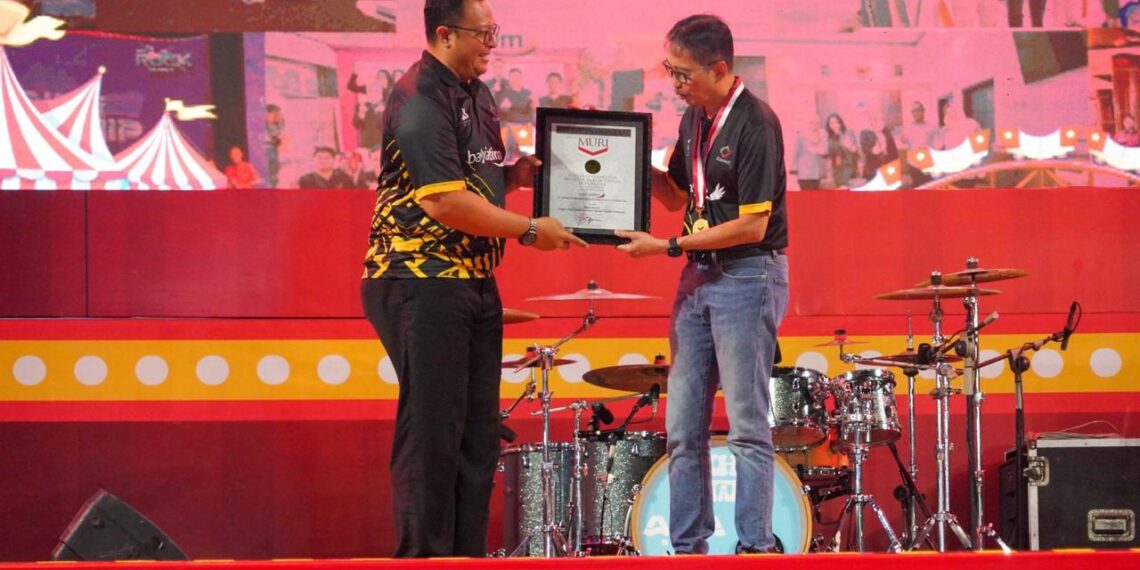 Bank Jatim saat salurkan CSR