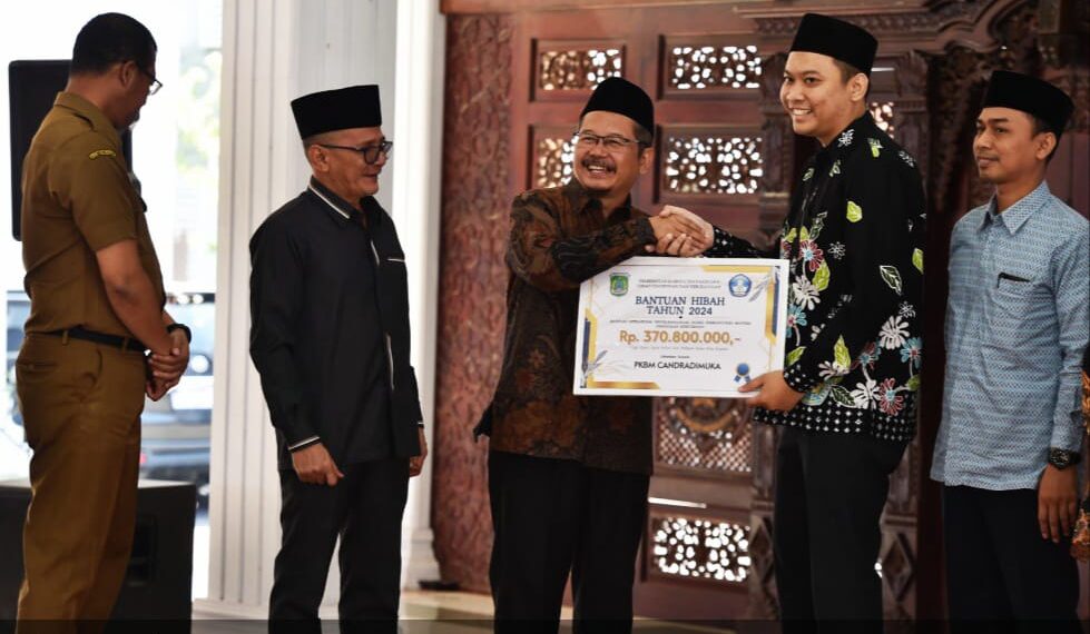 5.642 Lembaga Pendidikan Terima Bantuan Hibah 1 Pj Bupati Pasuruan, Andriyanto saat menyerahkan bantuan dana hibah kepada lembaga pendidikan.