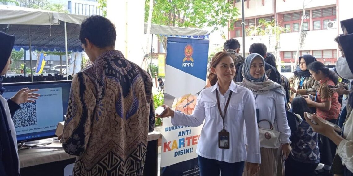 KPPU & FEB Unair Luncurkan Program Empowering Usaha Mikro Kecil 1 Mahasiswa akan survei lapangan melihat kondisi usaha mikro kecil disekitar tempat tinggalnya & mencermati hambatan yang dihadapi. (foto: ist)