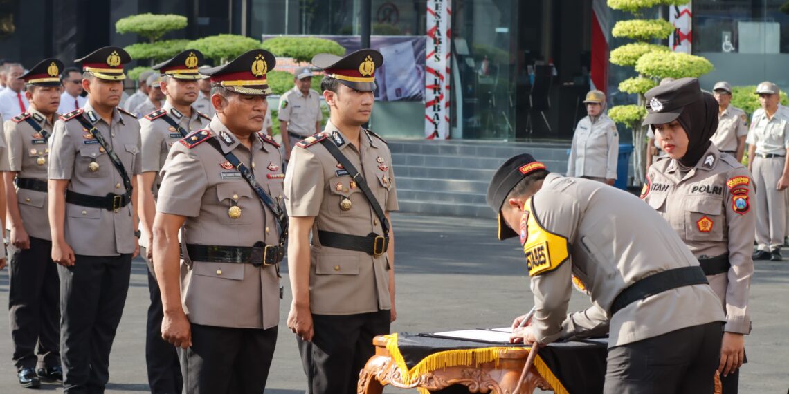 Kapolrestabes Surabaya, Kombes Pol Pasma Royce, S.I.K., M.H. pimpin upacara pelantikan jabatan(foto)
