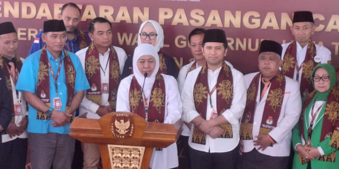 Khofifah - Emil saat daftar ke KPU Jatim