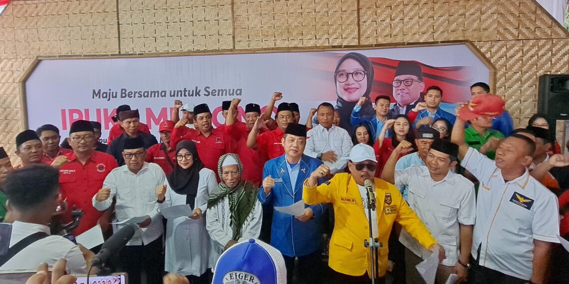 Ipuk-Mujiono bersama tim pemenangan saat deklarasi