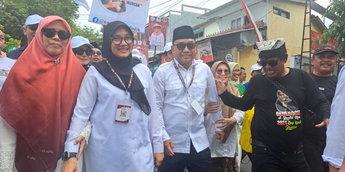 ⁠Ipuk-Mujiono saat berjalan kaki menuju KPU Banyuwangi