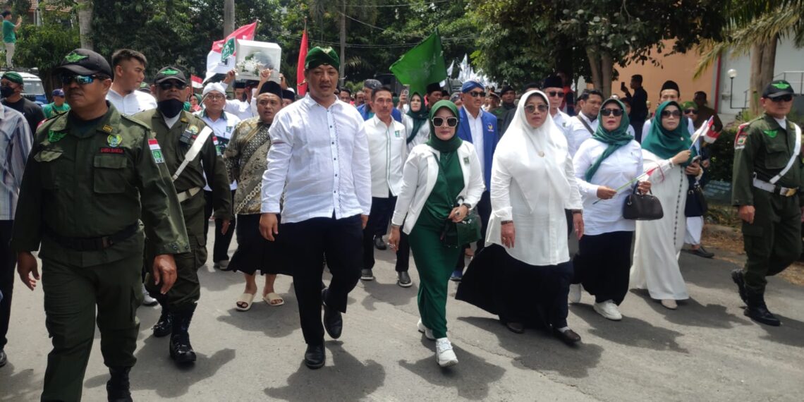 Bakal Calon Bupati dan wakil Bupati Kediri, Deny - Mudawamah saat mendaftarkan diri ke kantor KPU kabupaten Kediri, Rabu (28/8/2024) (foto: eko/ bidik news)