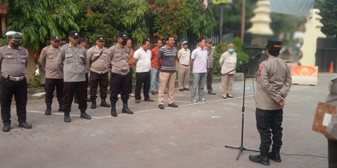 Kapolsek Dukuh Pakis Kompol Masdawati Saragih memimpin Apel Pagi(foto)