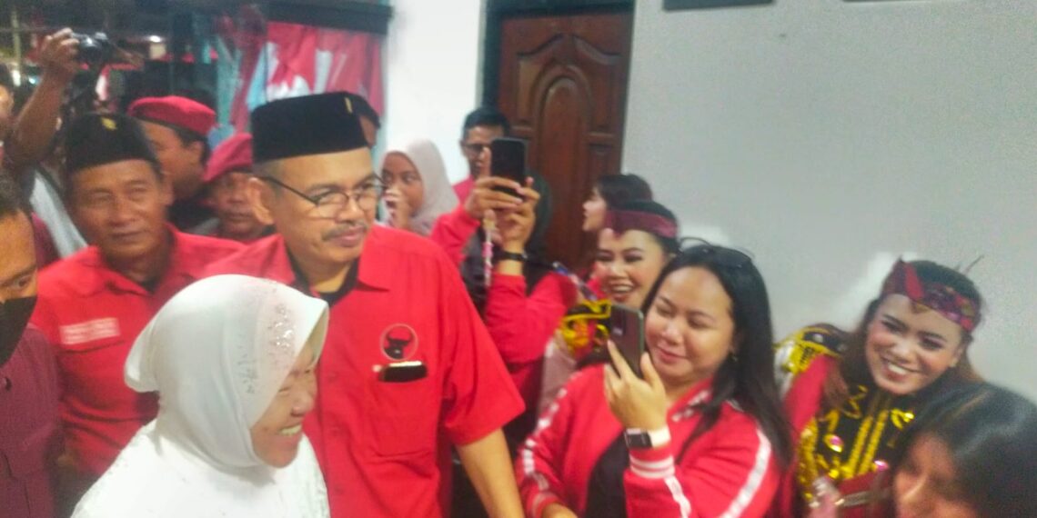 Pasangan Risma - Gus Hans saat mau daftar di KPU Jatim