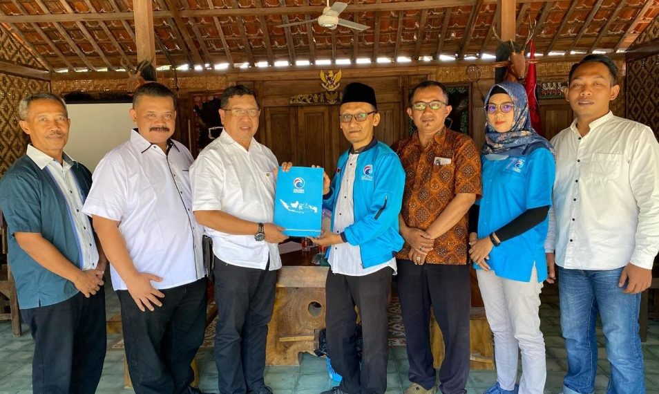 Pasangan Bupati dan wakil Bupati Tulungagung, Maryoto Birowo dan Didik Girnoto Yekti (Mardinoto) saat menerima Surat Dukungan dari DPD Partai Gelora Kab. Tulungagung, Jum'at (30/8/2024) (foto: ist)