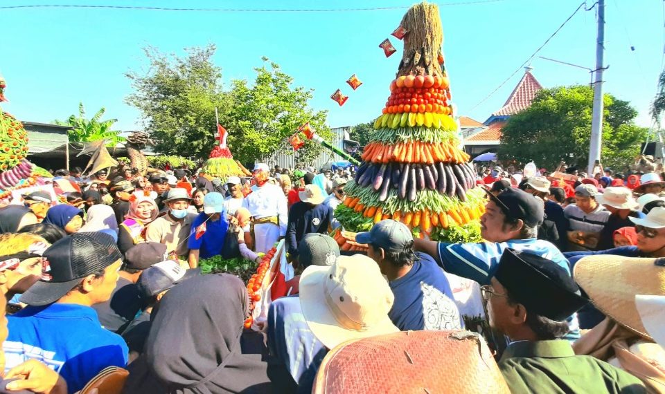 Warga Desa Padeg Kecamatan Cerme saat mengikuti acara sedekah bumi