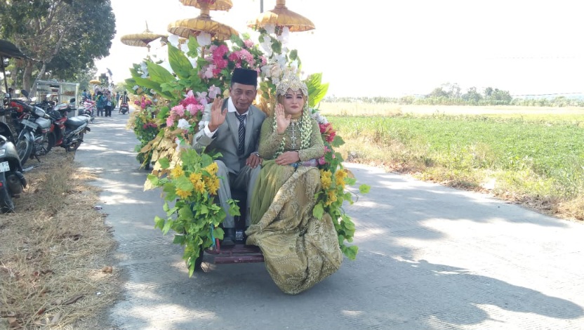 Karnaval Desa Sekarputih, Kades Syamsudin Beserta Istri Naik Bentor Ikut Partisipasi 1 Kades Sekarputih saat ikut karnval bersama istrinya