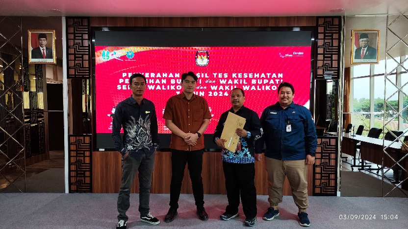 Hasil Rikkes RS Saiful Anwar Malang, Dua Paslon Bupati dan Wakil Bupati Kediri Memenuhi Syarat 1 KPU kabupaten Kediri saat menerima hasil Rikkes Dua Bapaslon dari RSSA Malang (foto: ist)