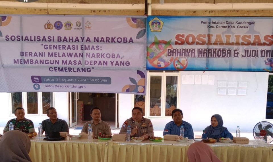 Petugas dari Polsek dan BNNK Gresik saat sosialisasi bahaya judol dan narkoba