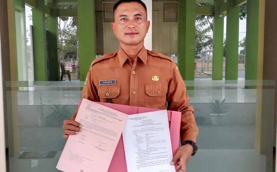 Kades Turirejo, Surianto saat menunjukkan amar putusan dari MA yang menolak kasasi jaksa Kejari Gresik