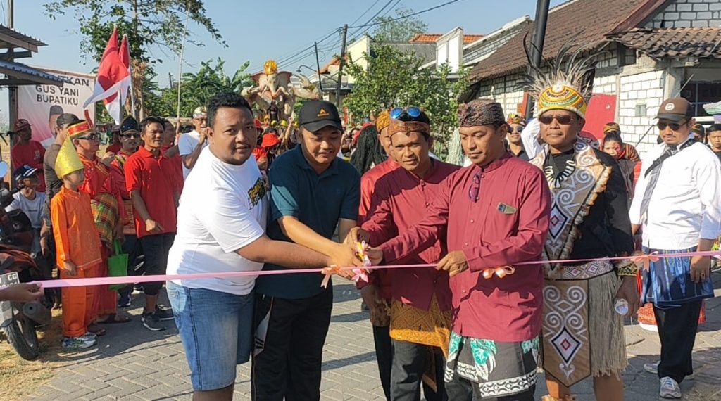 Kades Kandangan Fenta Aquarista menggunting pita saat karnaval