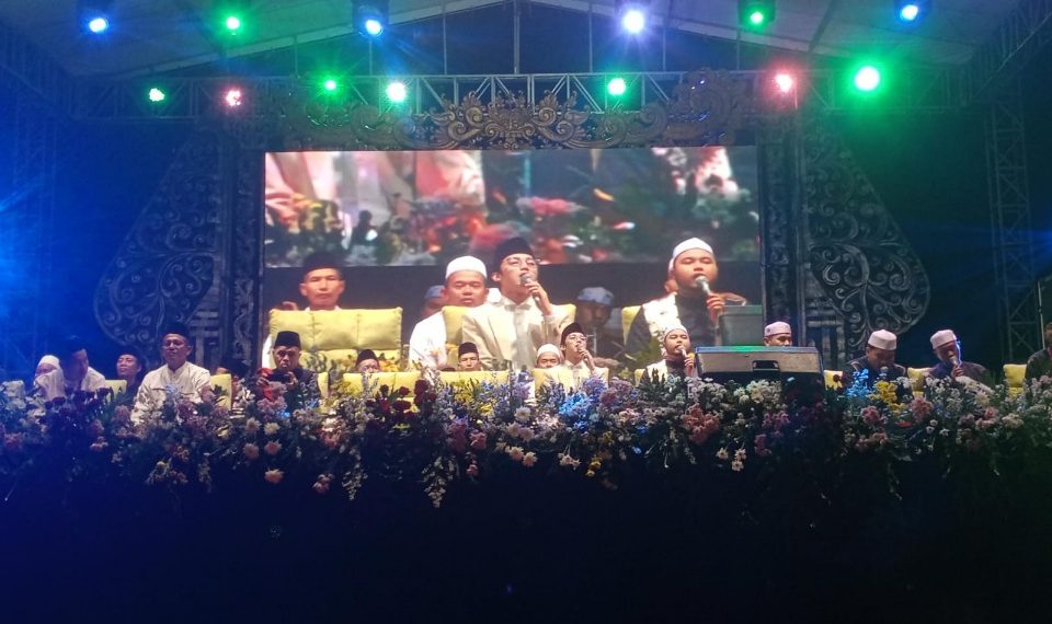 Sambut Maulid Nabi, Pemdes Menunggal dan Gus Azmi Sholawat Bersama Ribuan Jama'ah 1