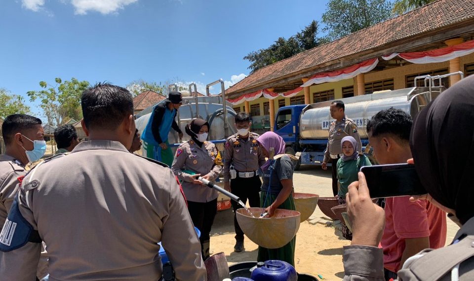 Satlantas Polres Sumenep menyalurkan air bersih kepada warga yang terkena dampak kekeringan di Kecamatan Pasongsongan