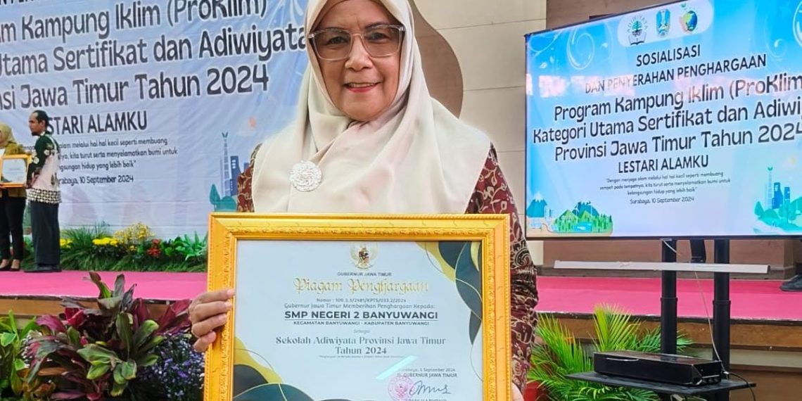 Dewi Astuti usai menerima penghargaan Adiwayata Provinsi dari Dinas Lingkungan Hidup Provinsi Jawa Timur