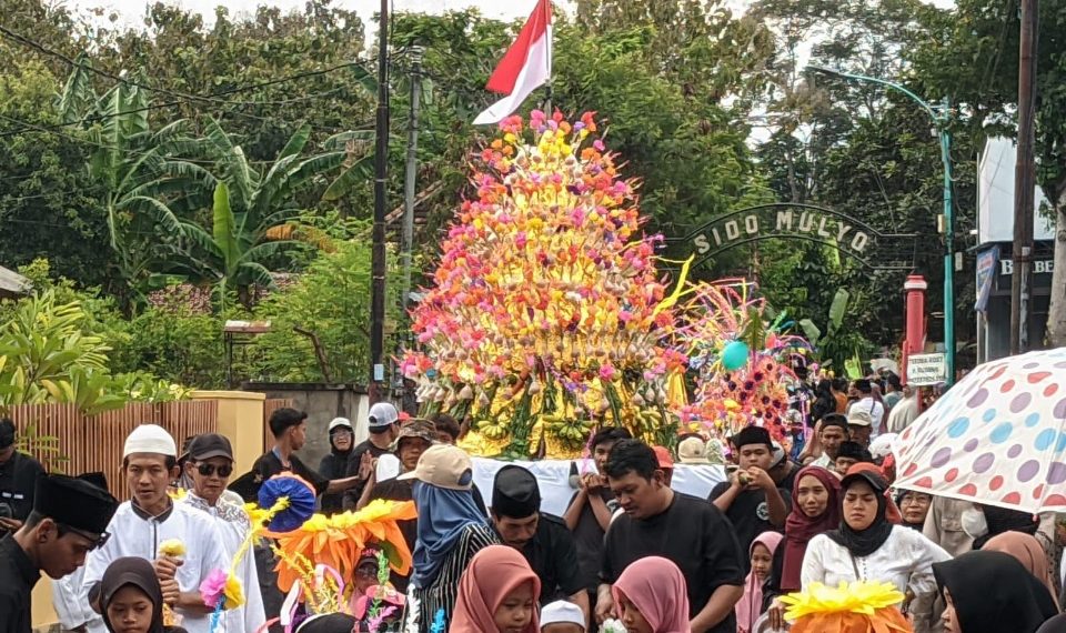 Pawai kembang endhog Desa Gitik
