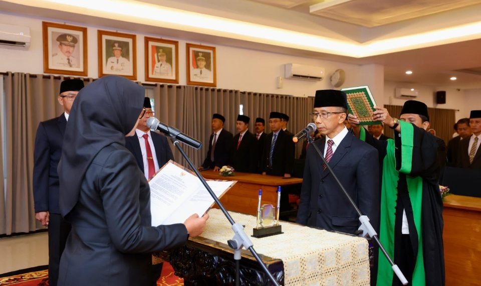 Ipuk Fiestiandani saat melantik Guntur Priambodo