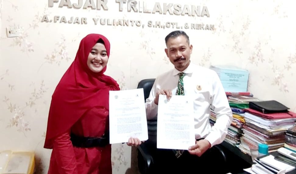 Direktur YLBH Fajar Trilaksana, Andi Fajar Yulianto saat menandatangani MoU dengan dekan FH Universitas Gresik, Dara Puspita