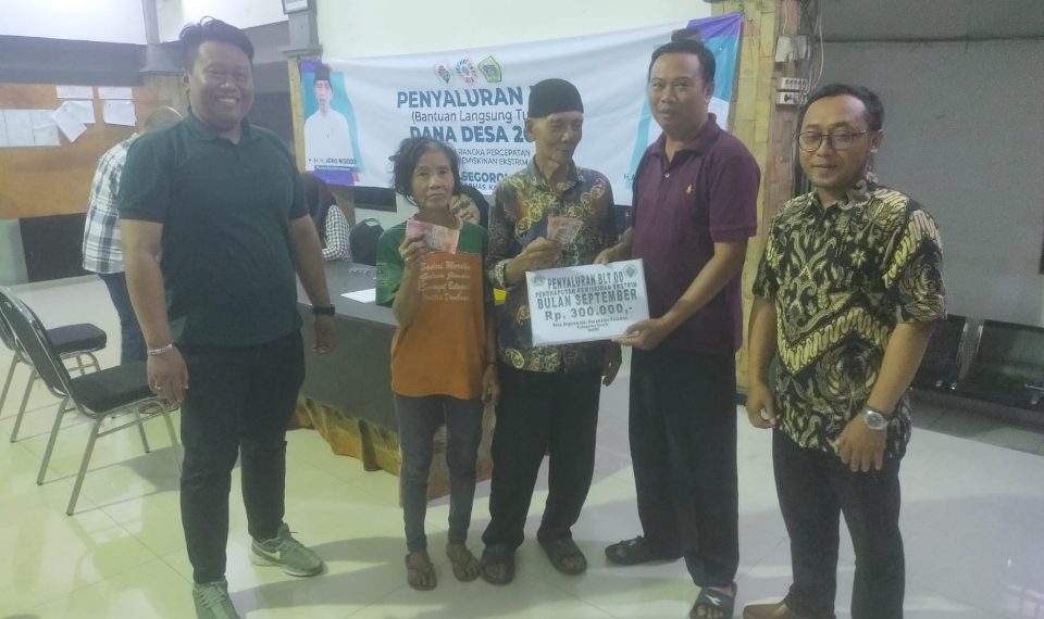 Pemdes Segoromadu saat salurkan BLT DD ke warga