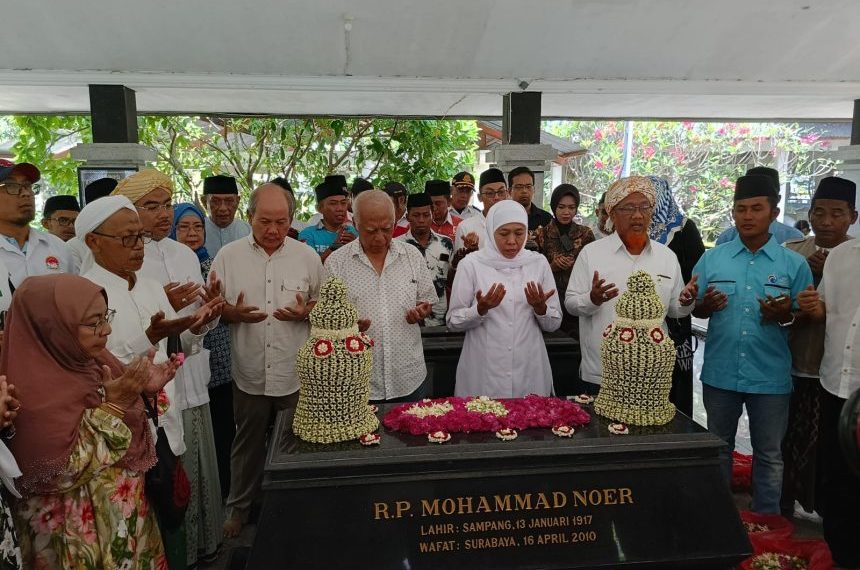 Cagub Jawa timur Khofifah Indar Parawansah Ziarah ke Makam RP. Muhammad Nur di Sampang Madura 1